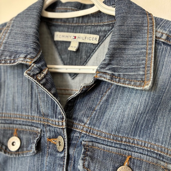 ✨Tommy Hilfiger Cropped Denim Jacket - Size Medium - Picture 2 of 6